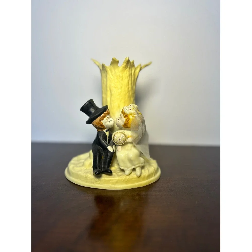Vintage 1971 Wilton Wedding Cake Topper Bride Groom Kissing Plastic Figurine